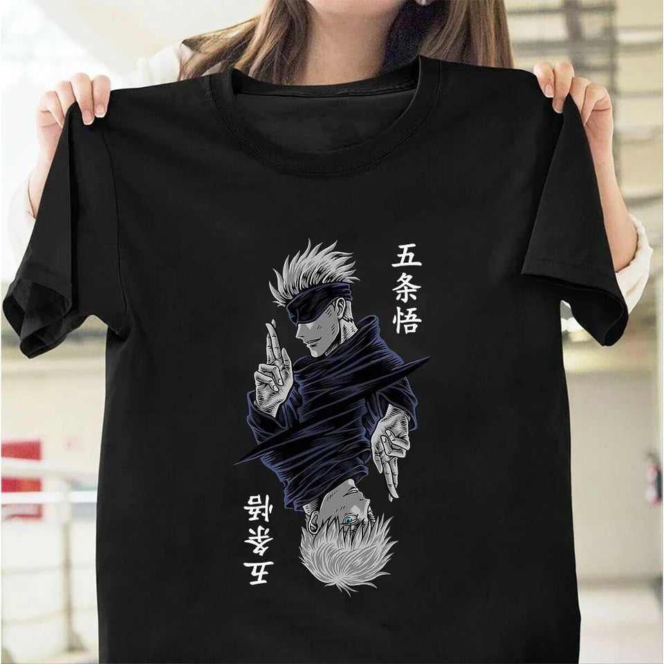 T-shirt Jujutsu Kaisen femme noir avec un design graphique de personnage héroïque