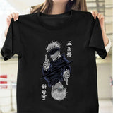 T-shirt Jujutsu Kaisen femme noir avec un design graphique de personnage héroïque