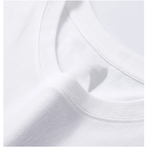 Détail d'un t-shirt Solo Leveling blanc avec un col ras du cou classique