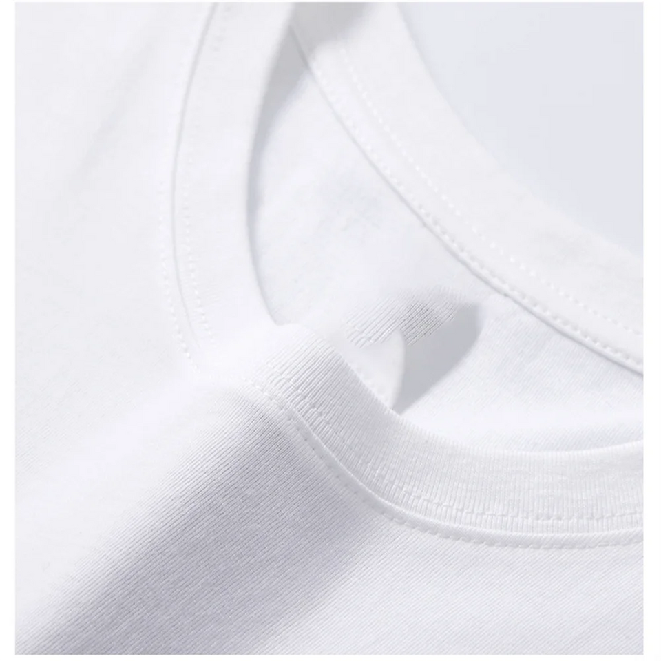 Détail d'un t-shirt Solo Leveling blanc avec un col ras du cou classique