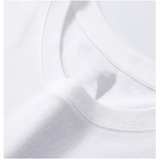 Détail d'un t-shirt Solo Leveling blanc avec un col ras du cou classique
