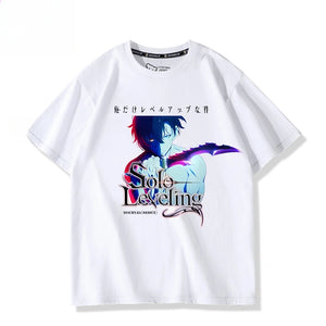 T-shirt Solo Leveling en blanc avec un design animé du personnage principal en couleur