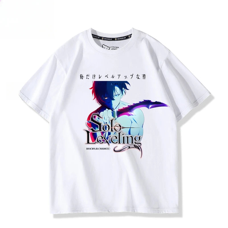 T-shirt Solo Leveling en blanc avec un design animé du personnage principal en couleur