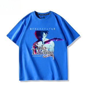 T-shirt Solo Leveling en bleu avec un design inspiré de l'animation et un personnage stylisé