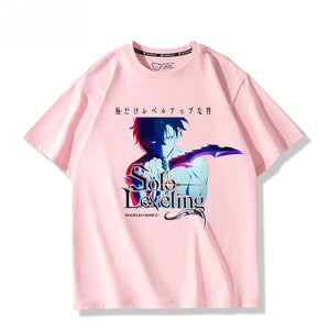 T-shirt Solo Leveling rose avec imprimé de personnage et design moderne pour les fans de manga