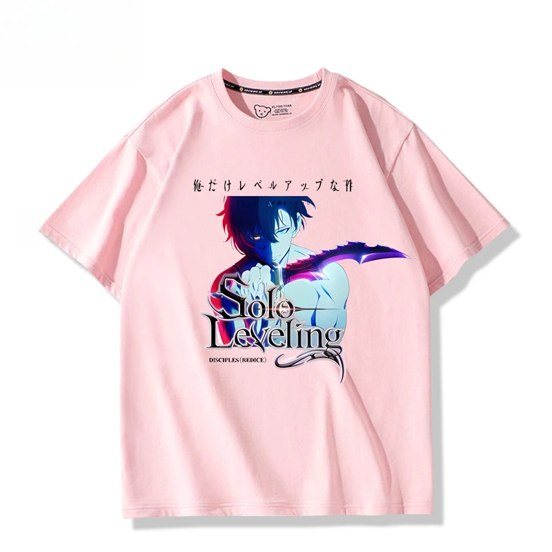 T-shirt Solo Leveling rose avec imprimé de personnage et design moderne pour les fans de manga